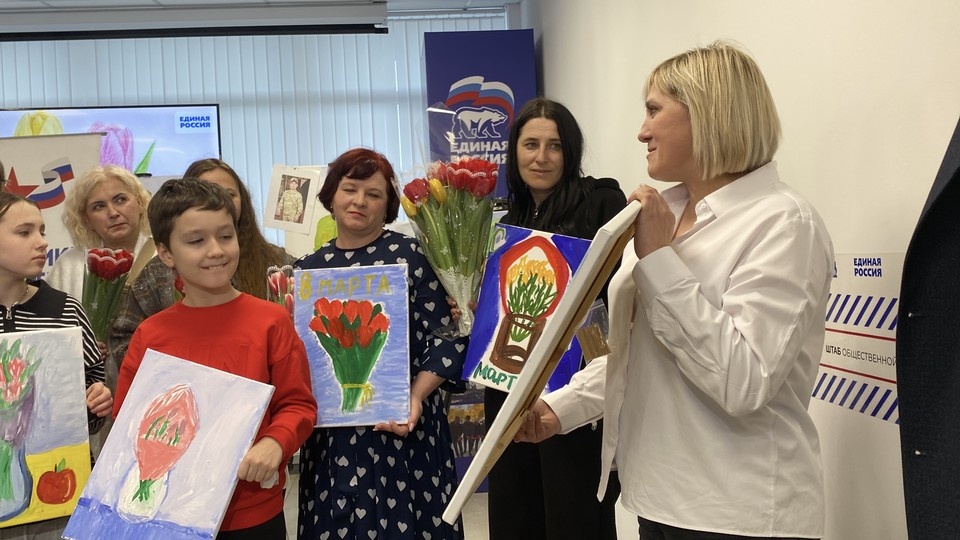    В Геническе женщин поздравили с 8 марта. Фото: Единая Россия