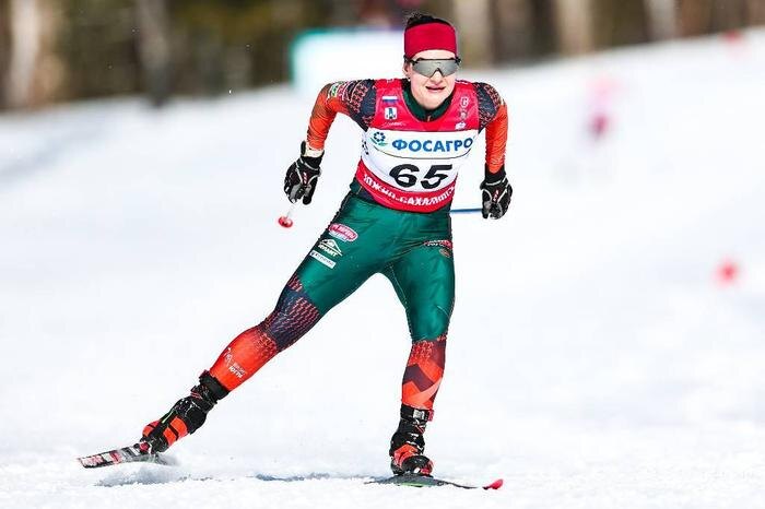 Выбежавшая на трассу собака сбила с ног и травмировала лыжницу Кудисову на ЧР