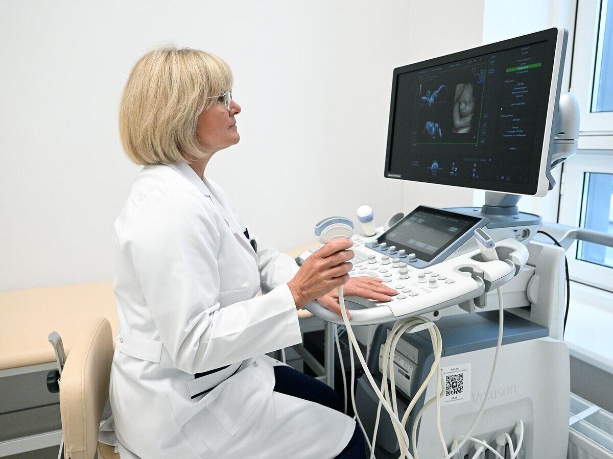    Медицинский работник в кабинете ультразвуковой диагностики© РИА Новости . Илья Питалев