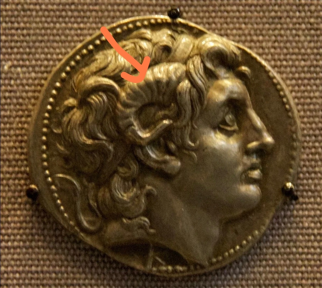 Александра Македонского изображали часто в образе с двумя рогами как на данном портрете на монете .