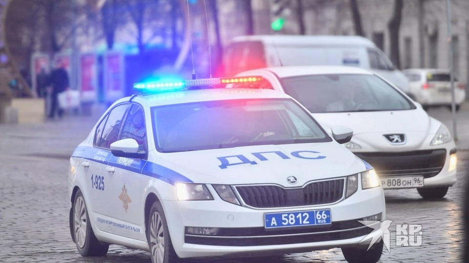 В Екатеринбурге на улице Мельникова водитель сбил женщину с ребенком