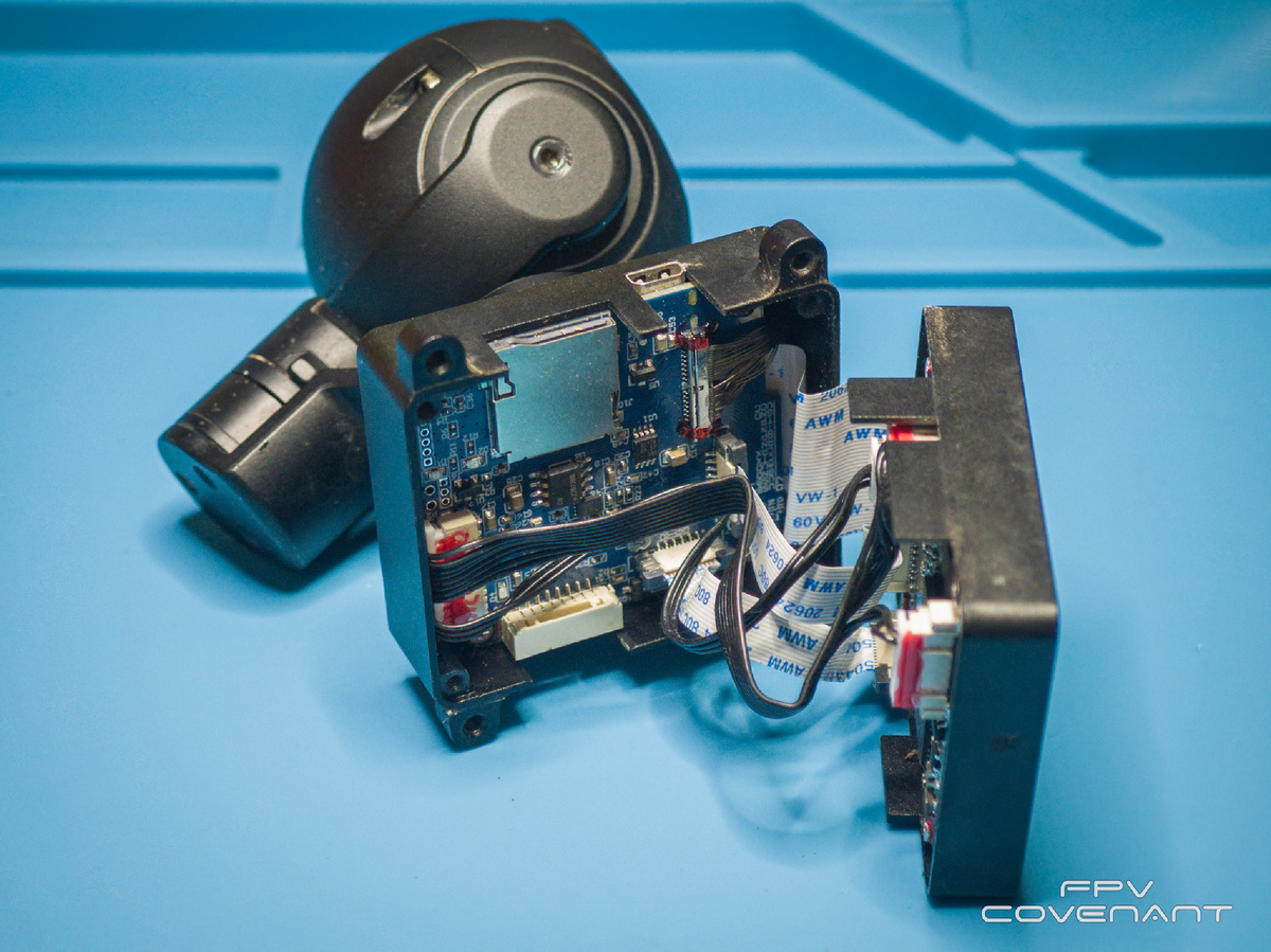 Внутри мы видим две платы и два провода уходящие сквозь подвес к камере