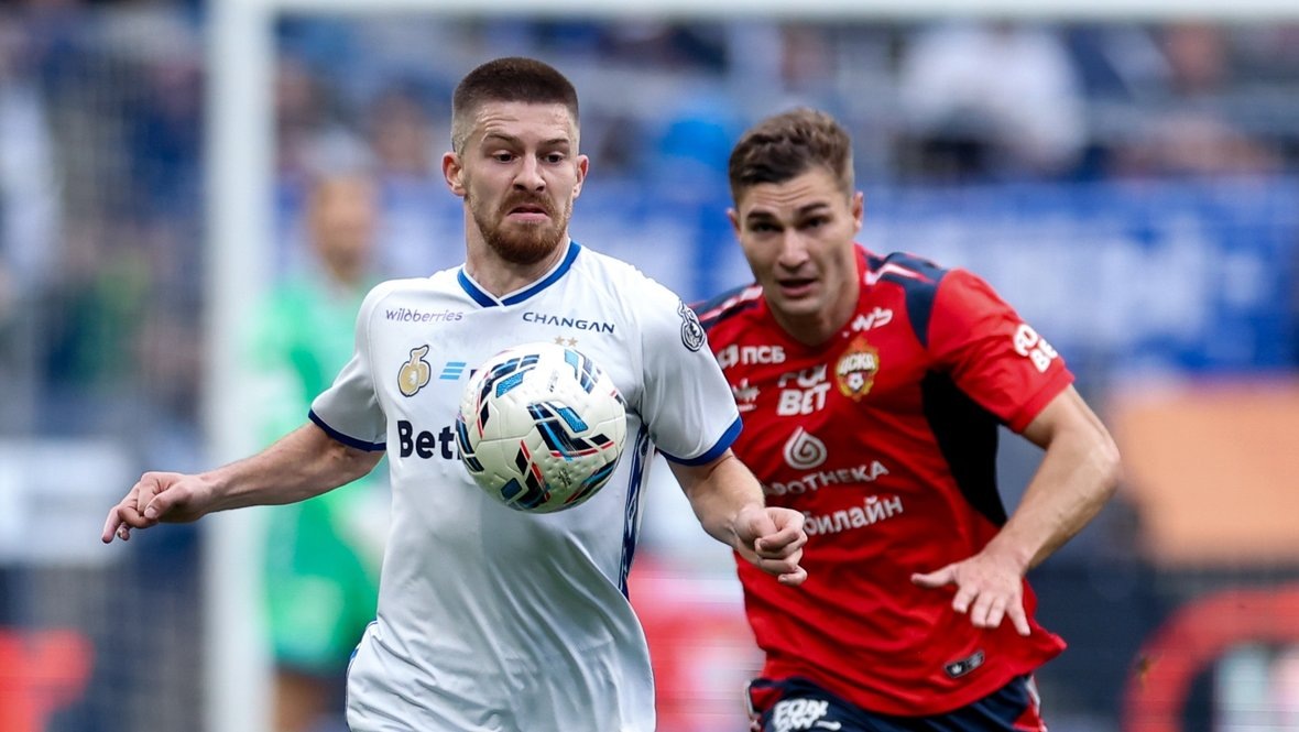    Полузащитник «Динамо» Данил Глебов и нападающий ЦСКА Тамерлан Мусаев.Дарья Исаева