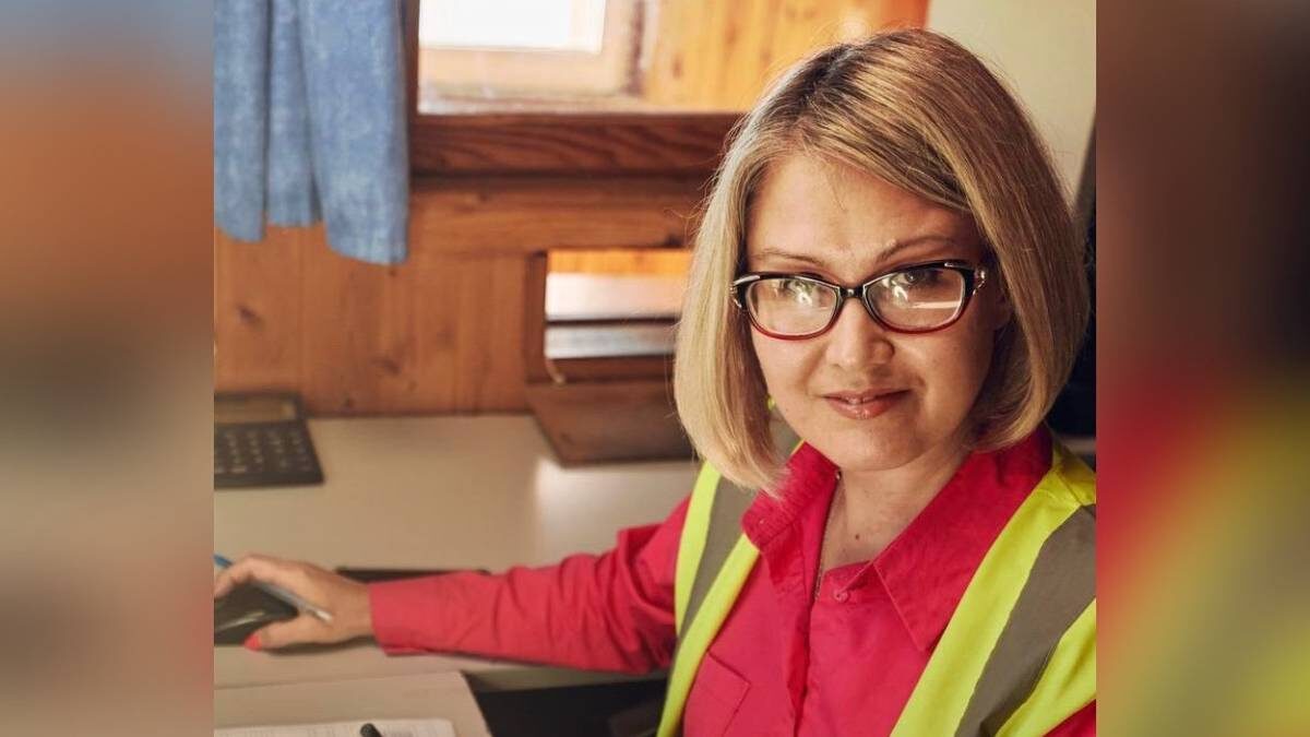    Элина Петрова во время работы почти не выпускает рацию из рук / Фото: ГБУ «Автомобильные дороги»