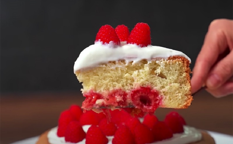 Любимый малиновый пирог из минимума ингредиентов: лёгкость, вкус и атмосфера уюта на вашей кухне