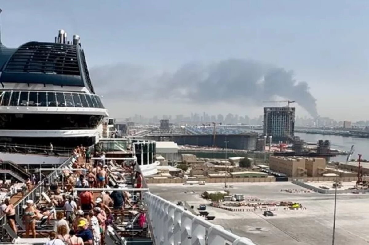    Вид с круизного лайнера на атаки в Дубае.