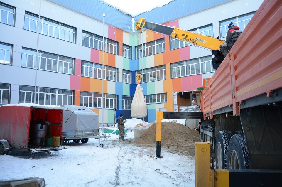    На время ремонта 1026 учеников распределены по четырем зданиям, организован подвоз.