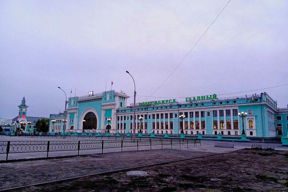    Поезд с «тигриной» ливреей заметили на вокзале в Новосибирске. Ангелина ВАЙГЕЛЬ