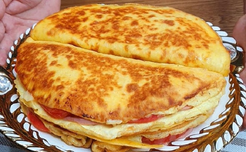 Пять минут и вкусный завтрак готов: как приготовить ленивый чебурек из лаваша, сыра и яиц