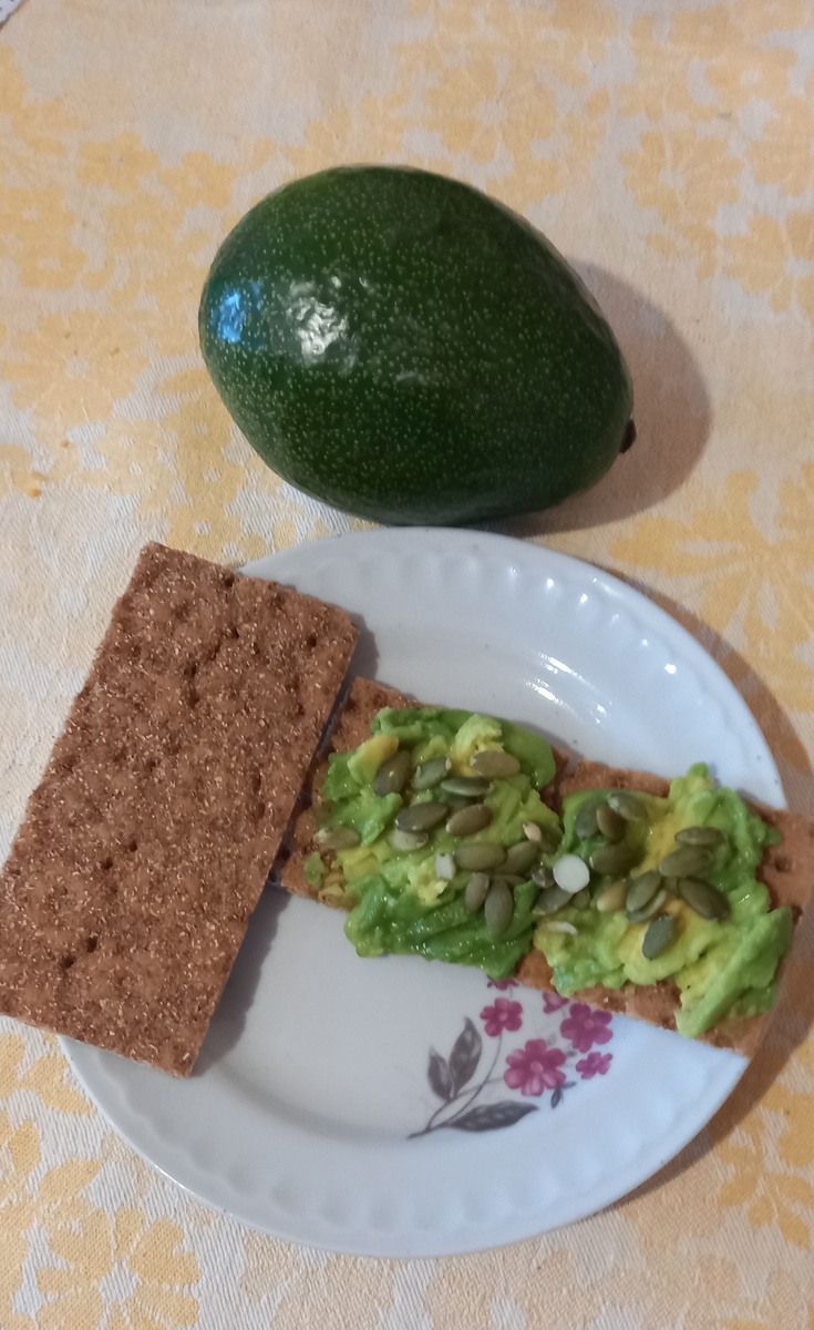 Обычный наш завтрак или часть его. Если авокадо выбран правильно, даже специй не нужно - нежная мякоть очень вкусна! Рецепт в конце!