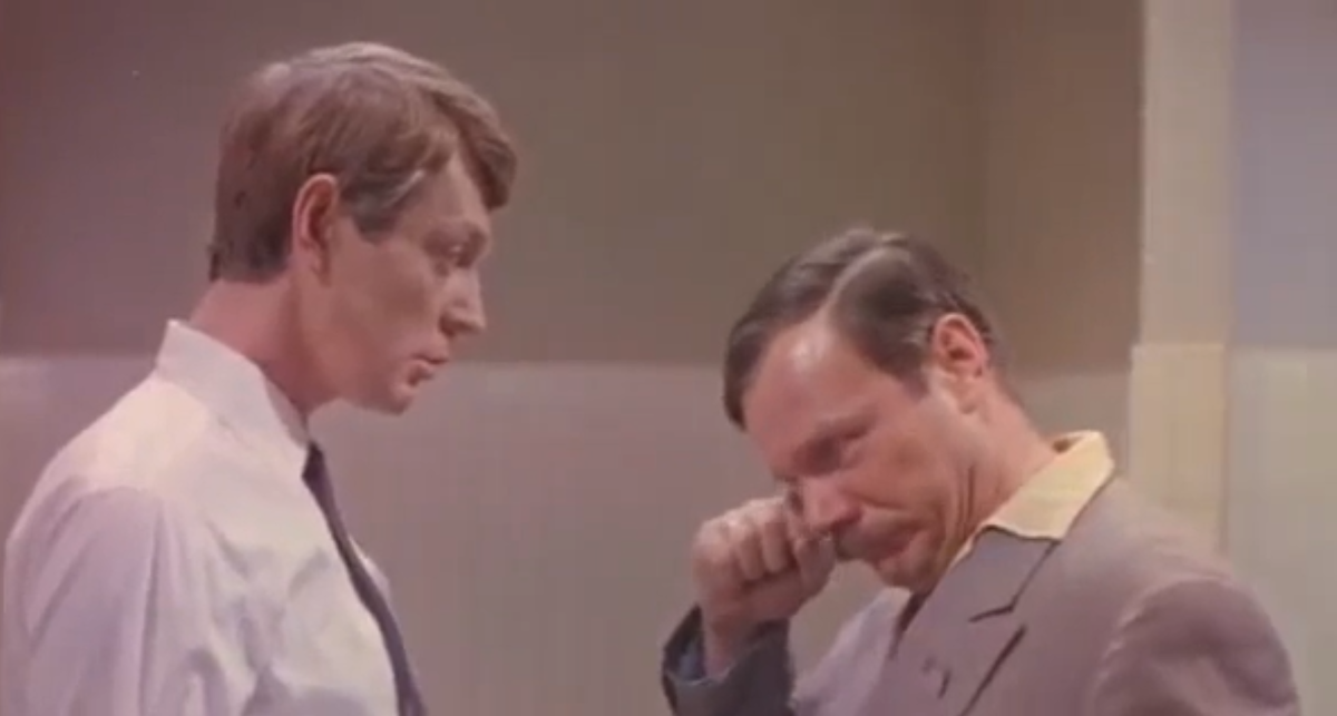 - Вы во мне ничего странного не замечаете? Я робот. А мне до пенсии 6 лет осталось!