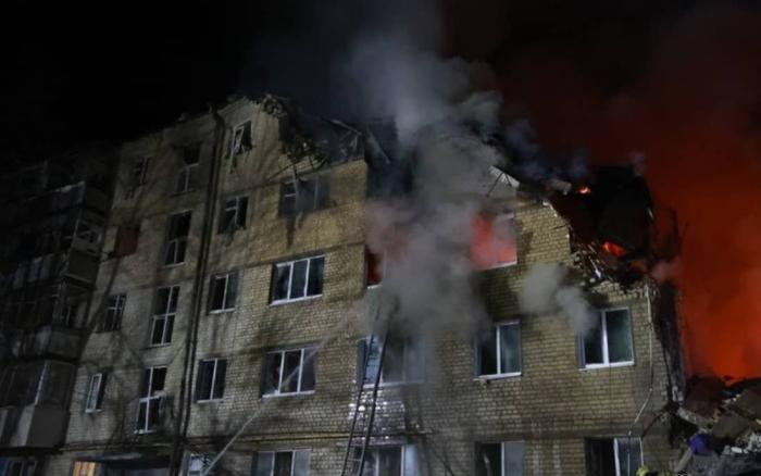 Сбитие ракеты Искандер над жилым массивом в Харькове привело к трагедии: ракета упала на жилой дом, источник Телеграм-канал Первый Харьковский