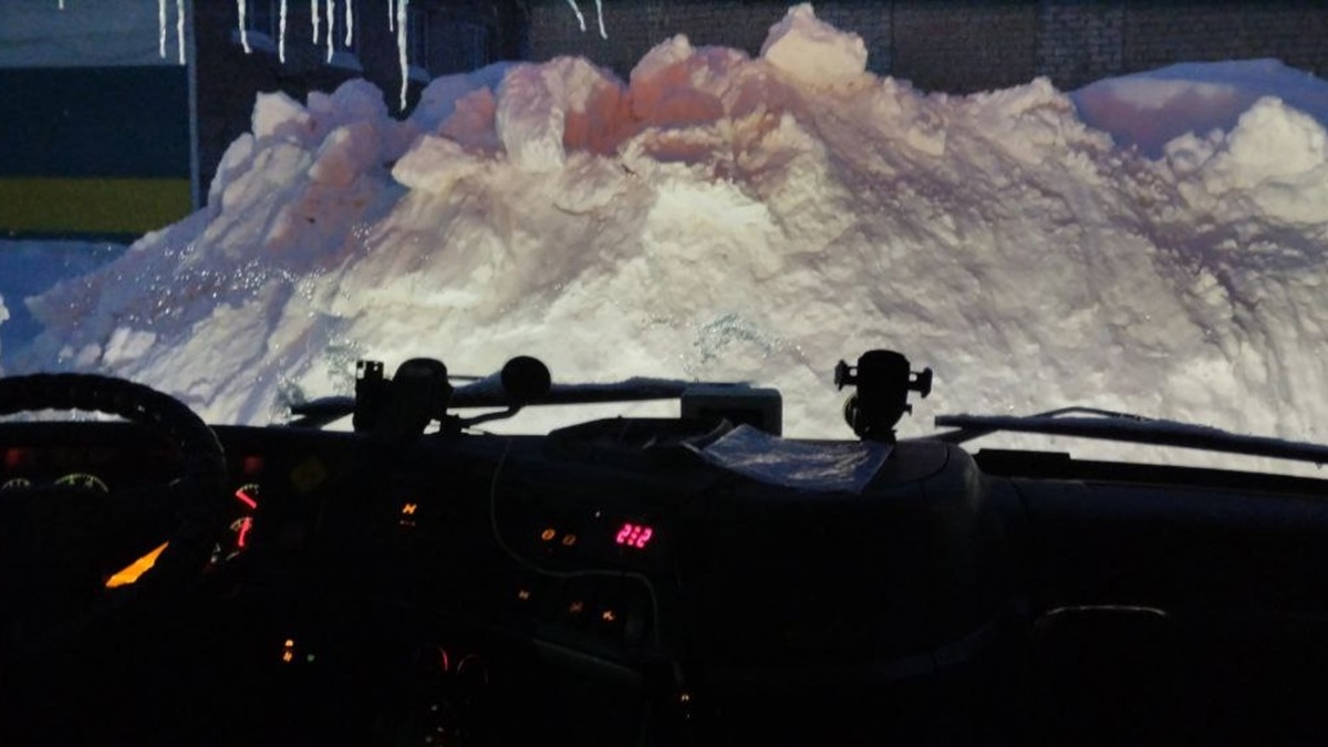 Бывает и вот такое: пришел на стоянку для дальнобойщиков, а перед машиной гора снега, которую организовал трактор, чистящий днём территорию стоянки...