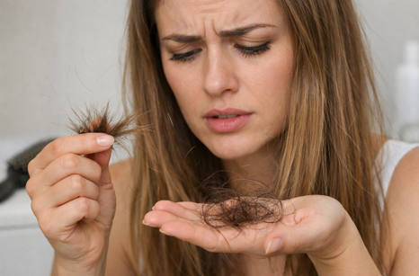 Волосы выпадают, секутся, ломаются? Знакомая история. Разберемся, как помочь без лишней воды.