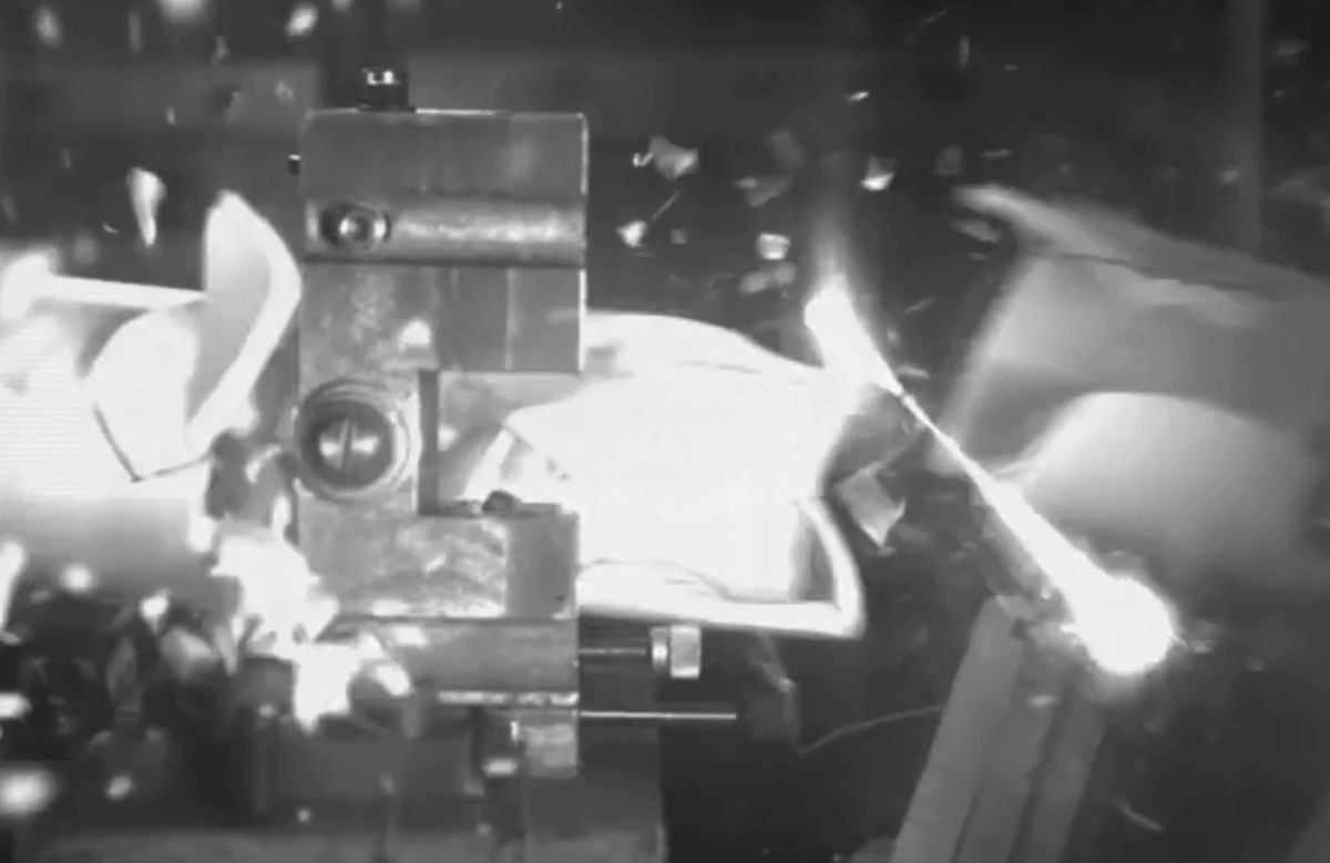    В новом эксперименте моделируется экстремальное давление при ударе астероида и выбросе с Марса путем зажатия микробов между металлическими пластинами и последующего выстрела в них снарядом со скоростью около 500 километров в час. Чжао и др., PNAS Nexus 2026 Тестовый удар.https://academic.oup.com/pnasnexus/article/5/3/pgag018/8503064?login=false