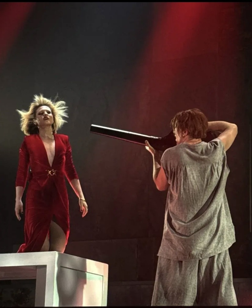 Даже не знаю, что сказать (написать) - в сюжете этого нет. Вероятно, герой убивает собственную совесть (возможно, подсознательная рефлексия режиссера).