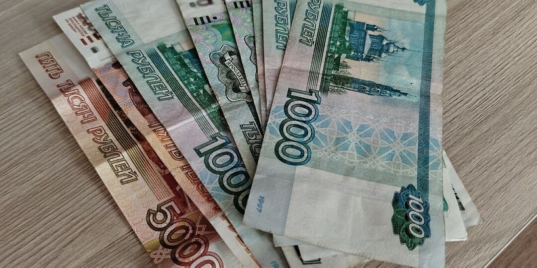 Размер зарплат не устраивает почти половину женщин России