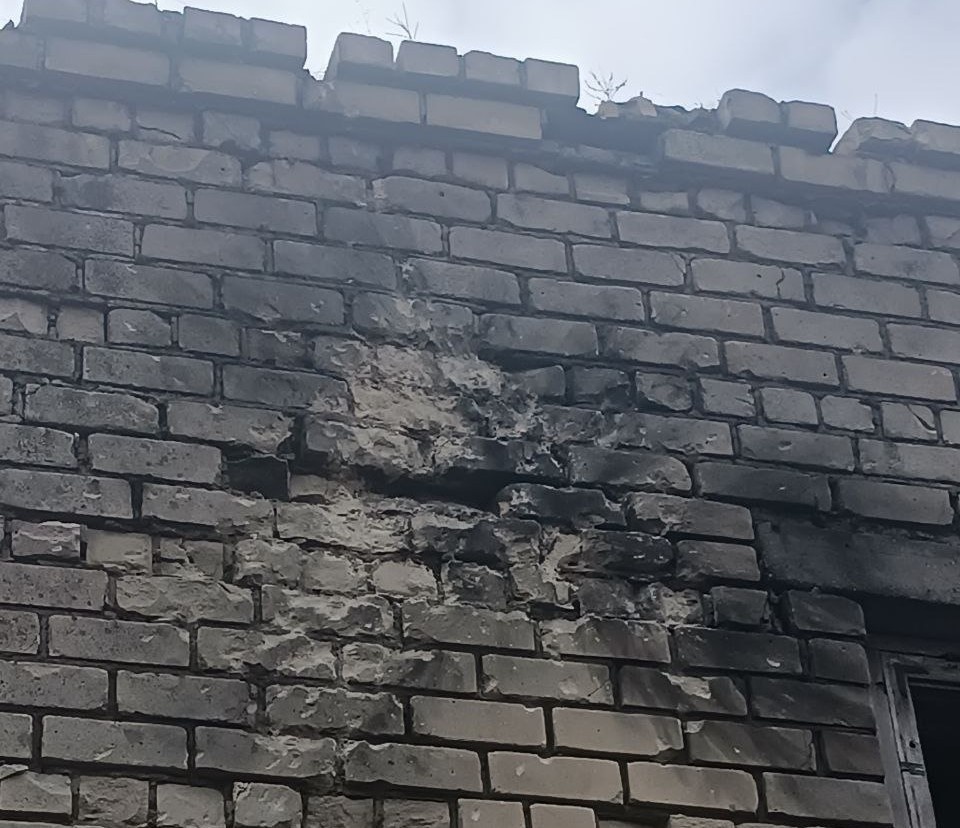    Дрон ударил в стену. Фото: Павел Филипчук