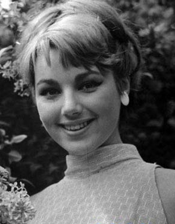    Юная Марина Гуткович: лицо ангела и взгляд оленёнка Бэмби.