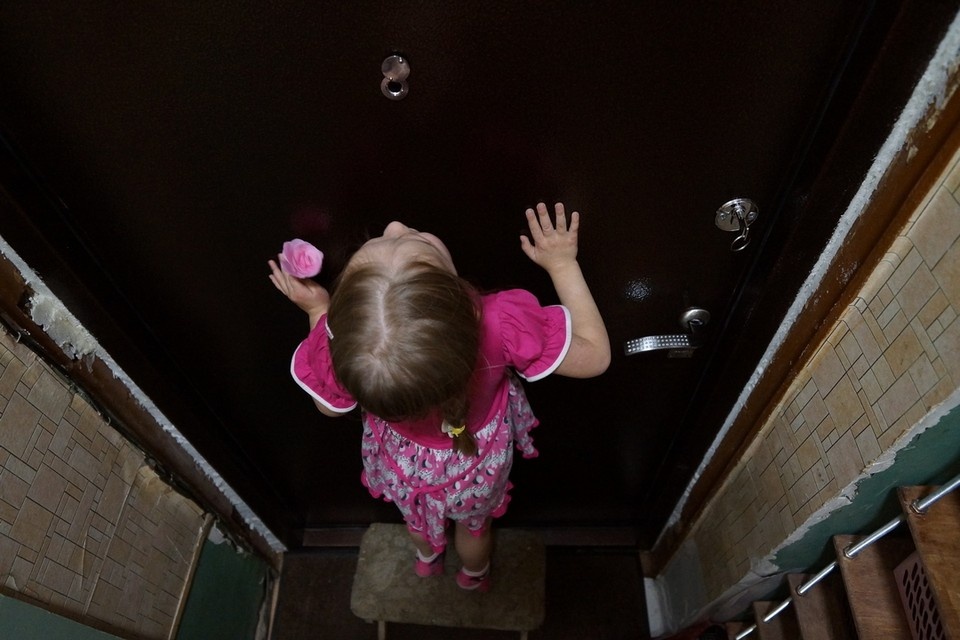    Новосибирские спасатели помогли родителям попасть в квартиру, дверь в которую закрыл ребенок. Алексей БУЛАТОВ