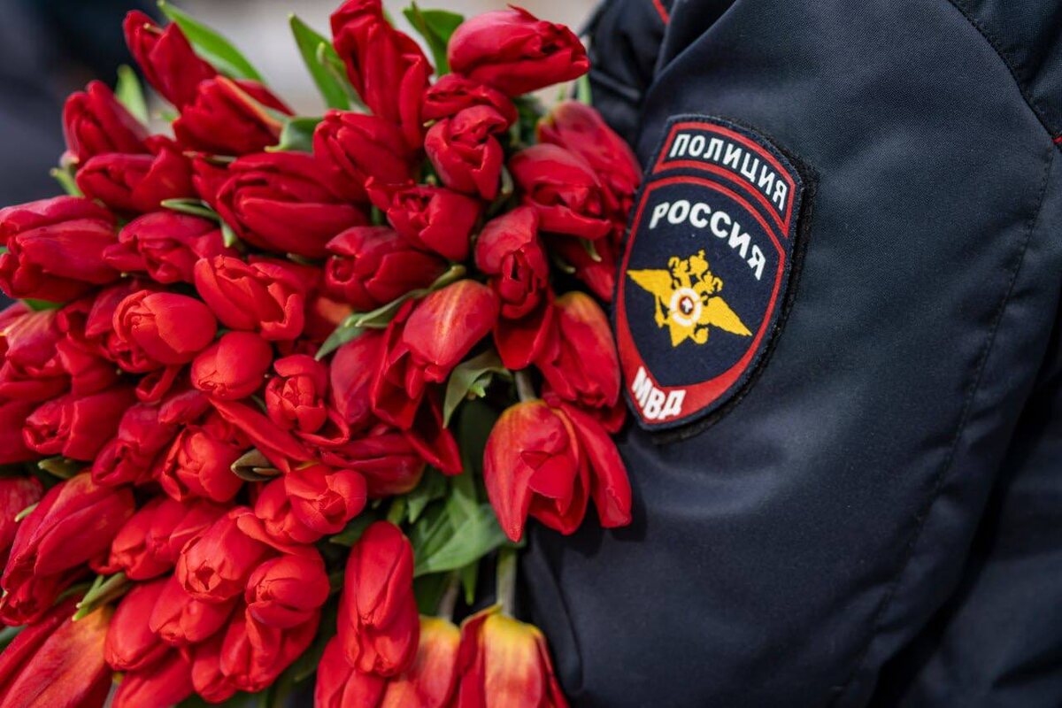     Полицейские Красноярского края вручают женщинам тюльпаны