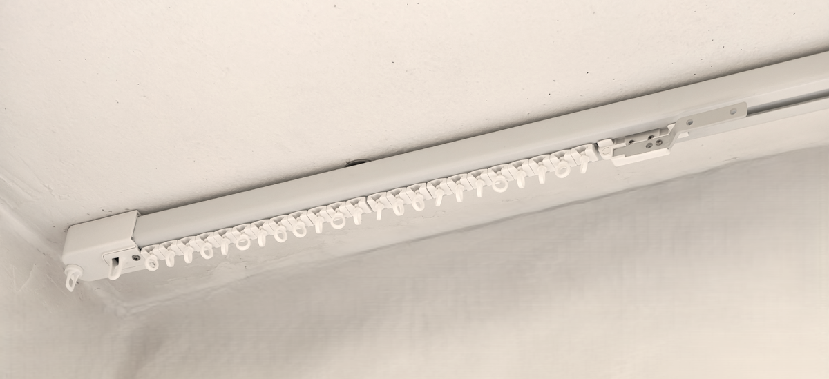 Смонтированный карниз на потолке. Лишние бегунки можно убрать.