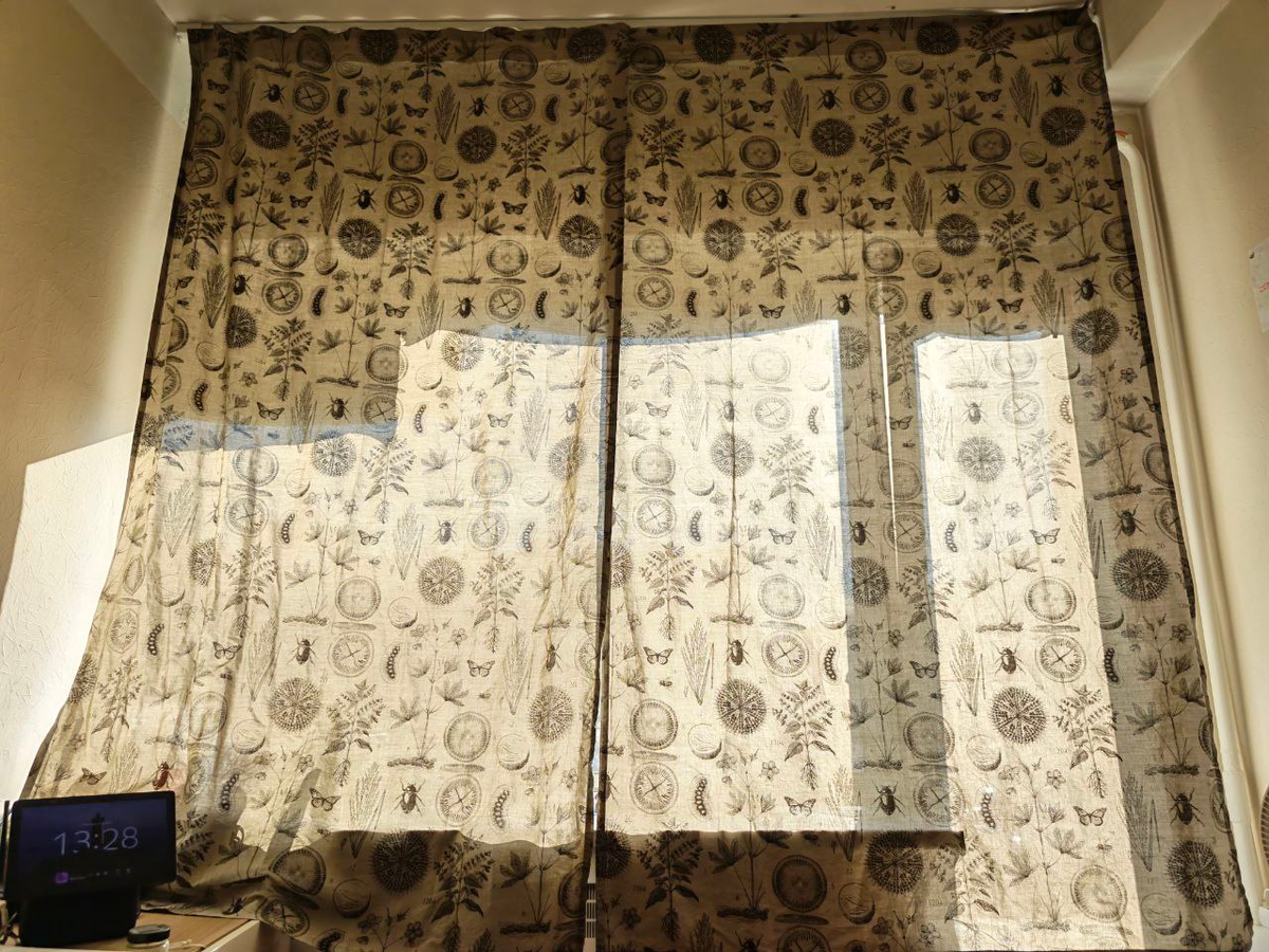 Карниз с полностью закрытыми шторами. К сожалению, шторы не закрывают трубу отопления, но это из-за потолочной балки в офисном здании. Чтобы от этого избавиться, можно повесить карниз ниже на кроншейны к стене.