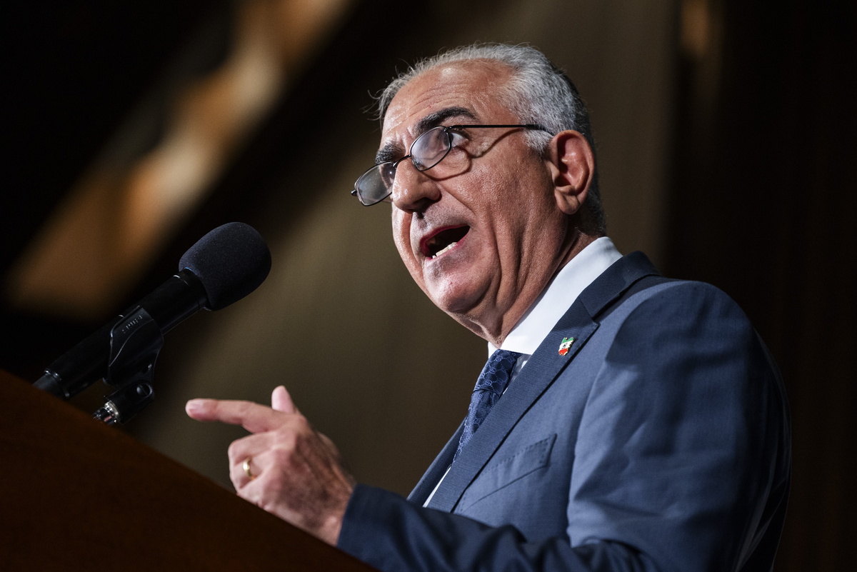    Старший сын последнего иранского шаха Реза Пехлеви на пресс-конференции