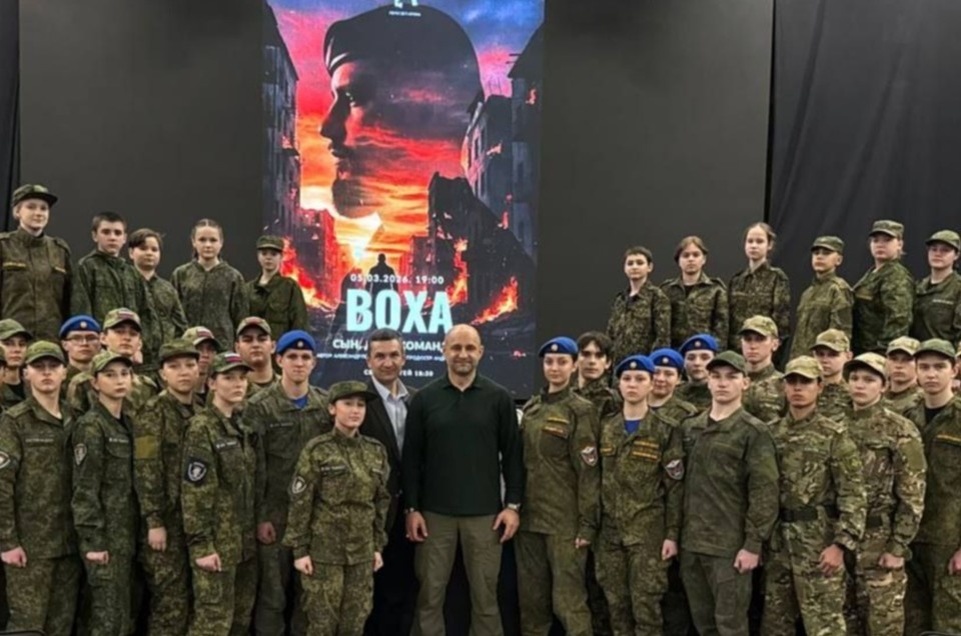    На премьере фильма побывал и отец главного героя - полномочный представитель Президента России в Уральском федеральном округе Артем Жога. Фото: ТГ/Жога