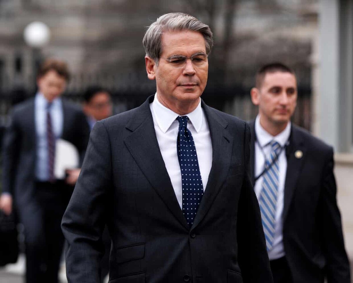     Министр финансов США Скотт Бессент заявил, что администрация Трампа продолжит принимать меры по «оказанию поддержки рынку в период этого конфликта». Фотография: Уилл Оливер/EPA