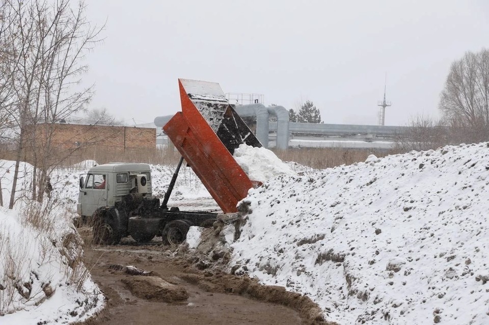    За минувшие сутки с улиц города вывезли 5,5 тысячи тонн снега. Фото: администрация Самары.