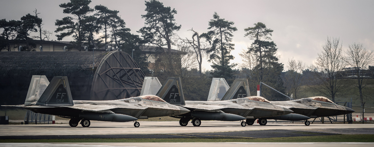 F-22A Raptor ВВС США на авиабазе Королевских ВВС Лейкенхит. Кадры канала Havoc Aviation в запрещенной в России сети X