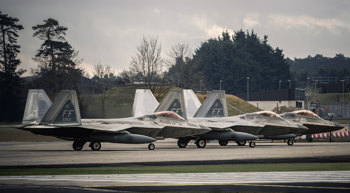 F-22A Raptor ВВС США на авиабазе Королевских ВВС Лейкенхит. Кадры канала Havoc Aviation в запрещенной в России сети X