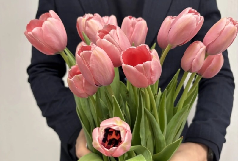 Астраханки перечислили идеальные подарки на 8 Марта