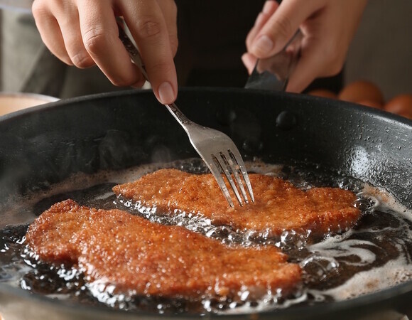 Как избавиться от брызг масла во время жарки — полезная хитрость для кулинаров
