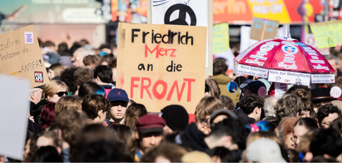    «Мерц, сам умри на Восточном фронте!». В Германии прошли многотысячные протесты против воинской службы с арестами за оскорбления канцлера