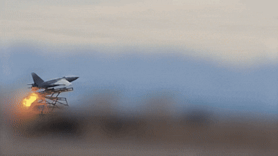    В последние пару суток Иран начал активно использовать беспилотники "Араш-2" наряду с беспилотниками "Шахед-136" для нанесения ударов по американским базам в Кувейте. Дрон "Араш-2" может нести боеголовку массой 150 кг на дальность до 2000 км. Видео: "Военная Хроника"