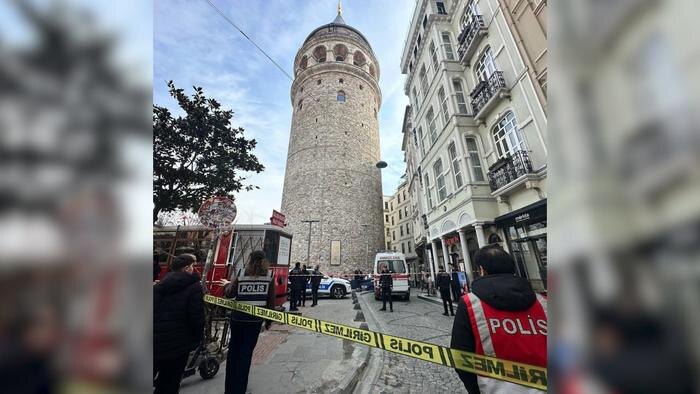 Место смертельного падения туристки с Галатской башни в Стамбуле. Обложка © X / ezgiyiilmaz
