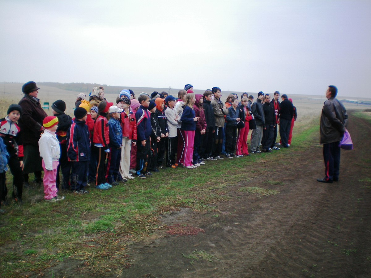 С 4-го класса фото не осталось, это с 8-го. Тоже День здоровья, тоже в саду, но в тот раз проходили полосу препятствий