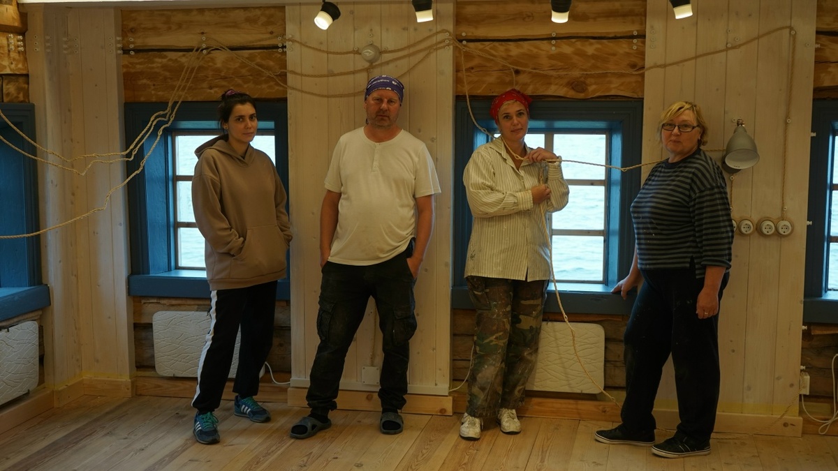    Александр Куусела с коллегами на реставрации дома Мошниковой в деревне Ямка. Фото из личного архива.