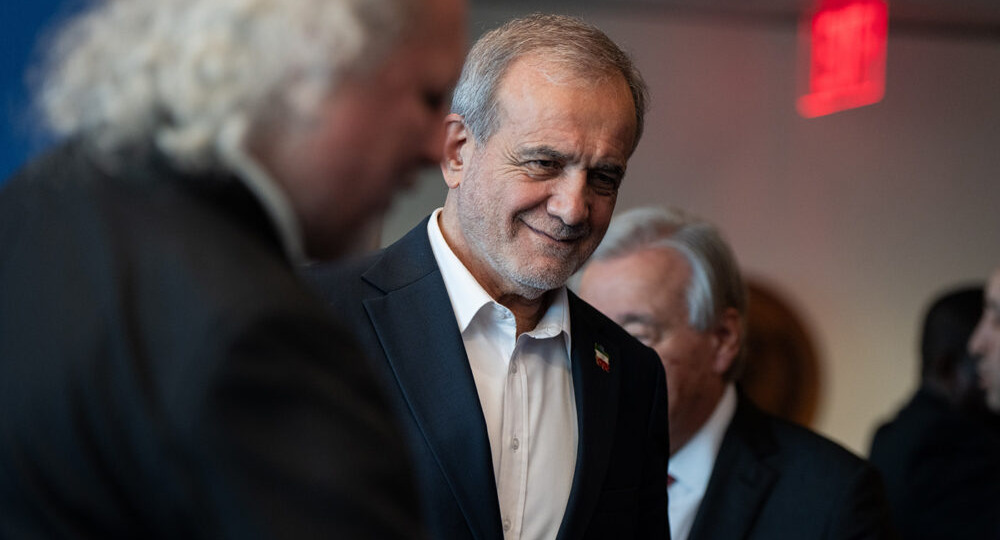 «Мечты о капитуляции — в могилу»: Иран извинился перед соседями за атаки и обратился к США