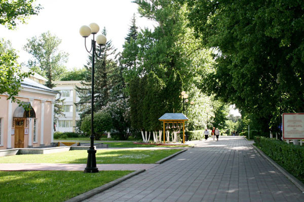 Территория санатория «Валуево» — место, где легко замедлиться и выдохнуть.