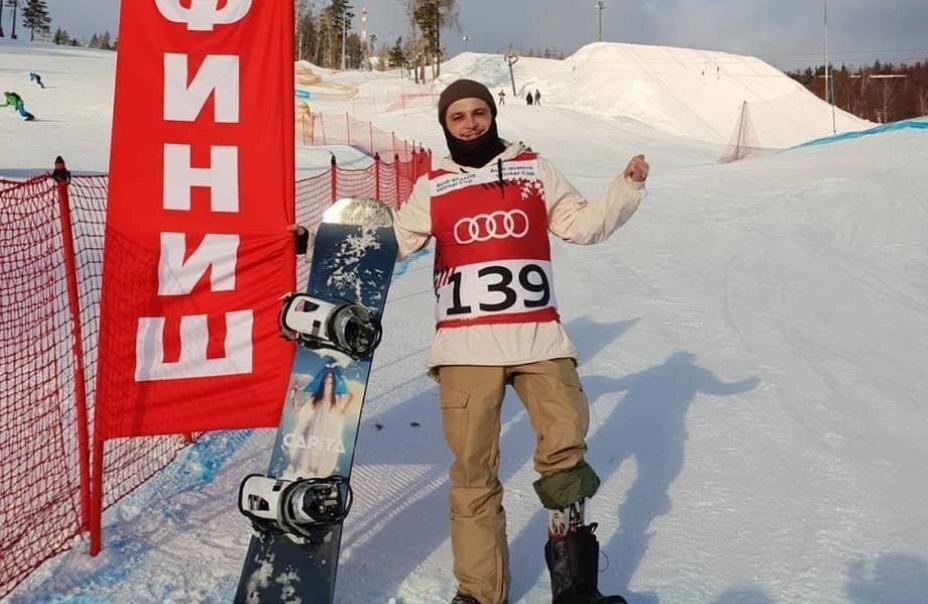    Россиянин с ливанскими корнями Филипп Шеббо выступит на Паралимпиаде 2026 в двух дисциплинах парасноуборда: сноуборд-кроссе и банкед-слаломе. Фото: Соцсети Филиппа Шеббо