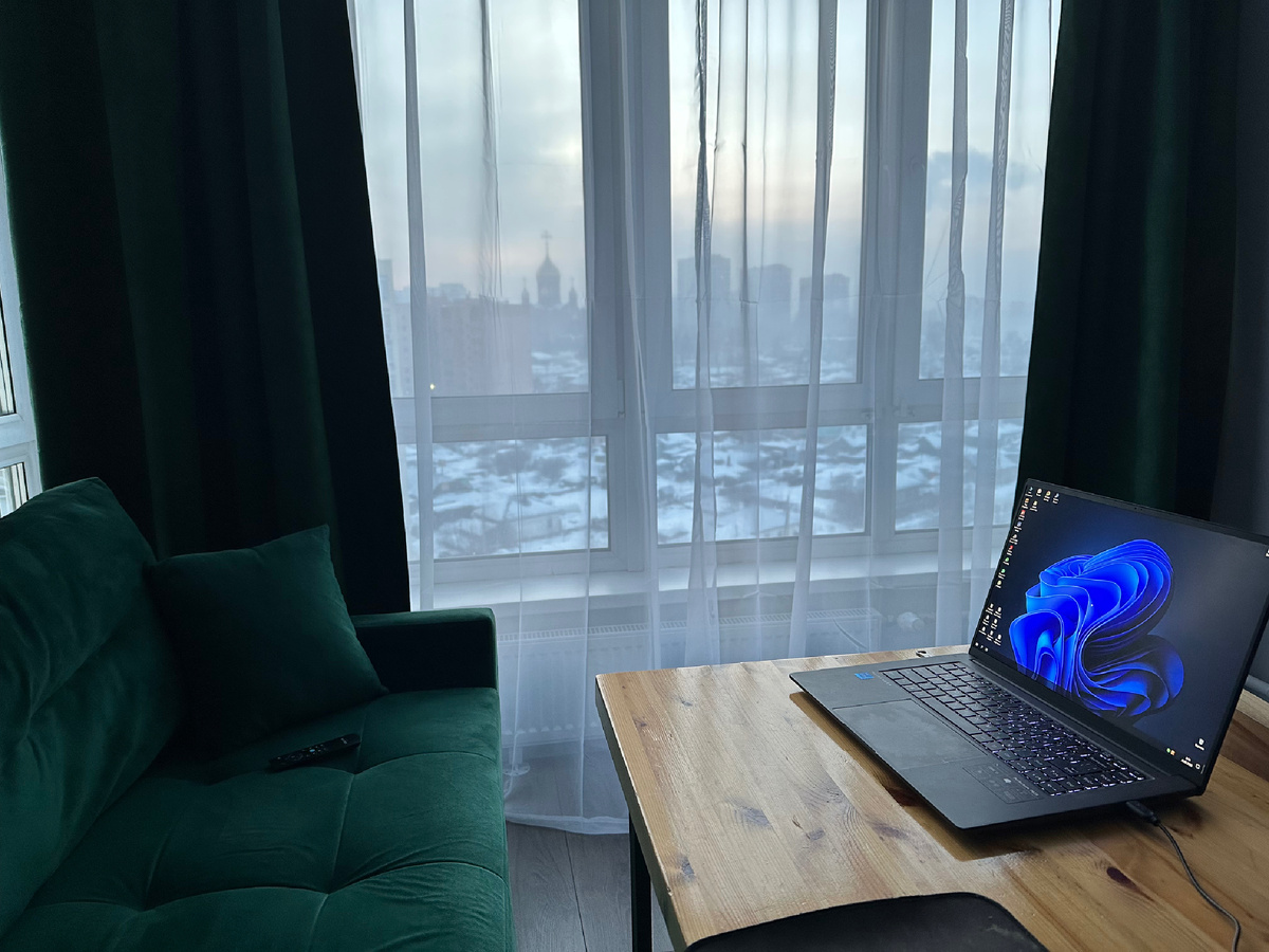 Моё рабочее место почти на две недели с видом на улицу Соборную и сам собор.