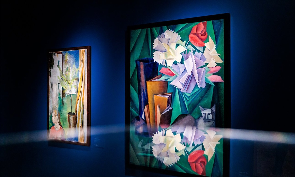 Выставка «Волга. Москва. Нева. Саратовские символисты в Москве и Ленинграде 1920–1940-х» в павильоне «Рабочий и колхозница».
Фото: Музей Москвы. Источник: https://www.theartnewspaper.ru/posts/20260304-uhli/