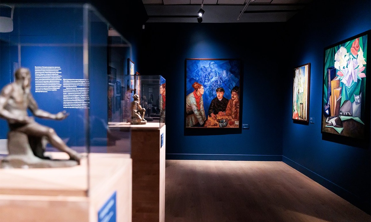 Выставка «Волга. Москва. Нева. Саратовские символисты в Москве и Ленинграде 1920–1940-х» в павильоне «Рабочий и колхозница».
Фото: Музей Москвы. Источник: https://www.theartnewspaper.ru/posts/20260304-uhli/