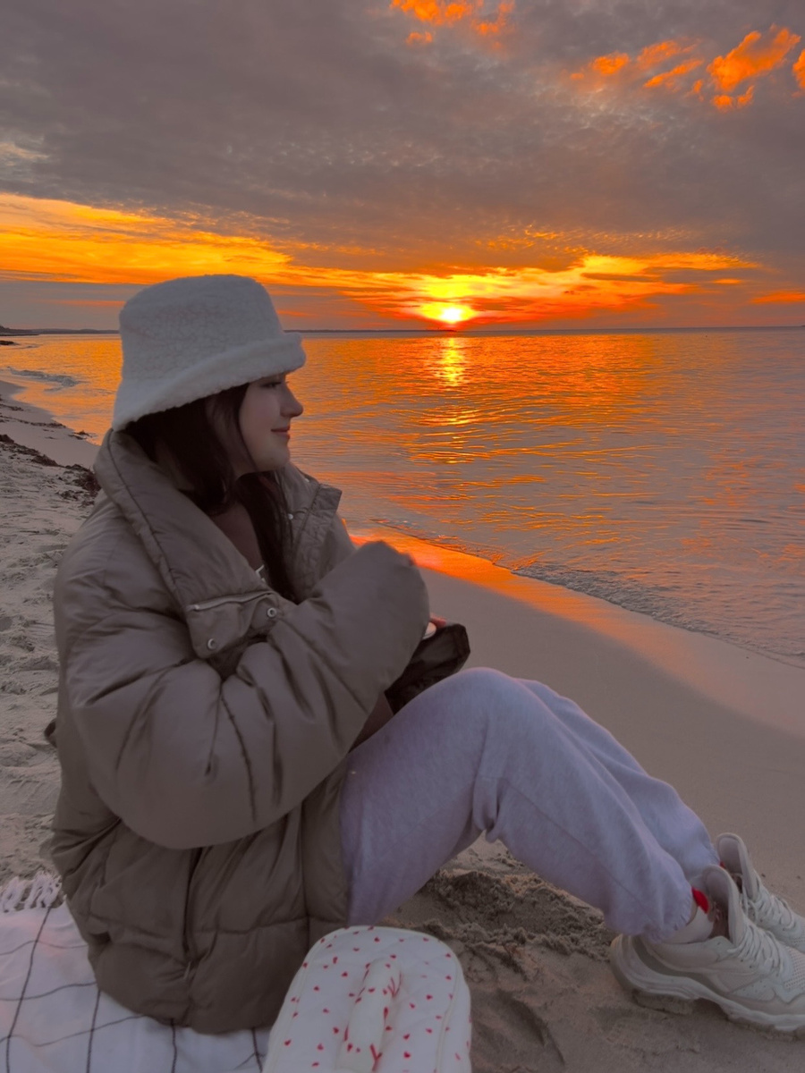 В Калининграде люди снимают шапки. В Зеленоградске ветер возвращает их обратно.