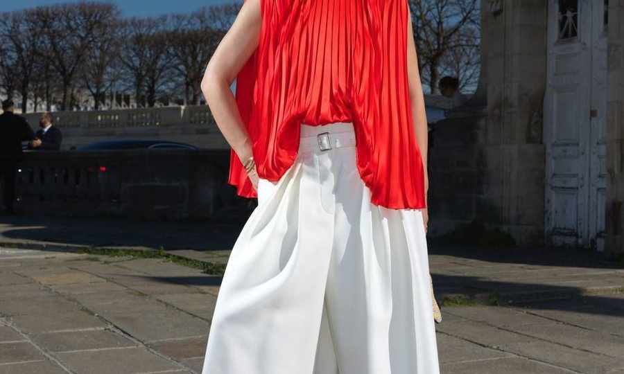 Собчак в шляпе, Самойлова в прозрачном платье: разбираю образы наших звёзд на Неделе моды в Париже.