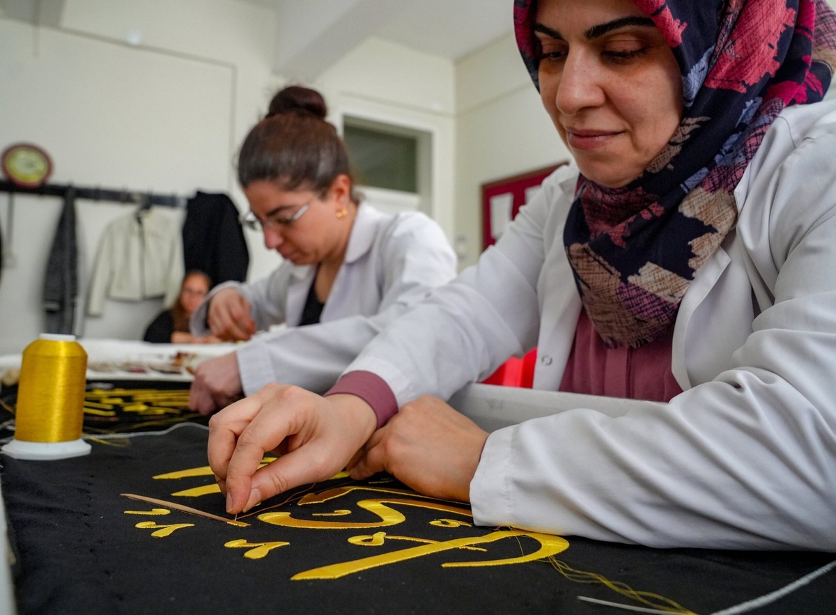 Фото: https://www.dailysabah.com/turkiye/women-in-s-turkiye-handcraft-allahs-99-names-for-exhibition/news