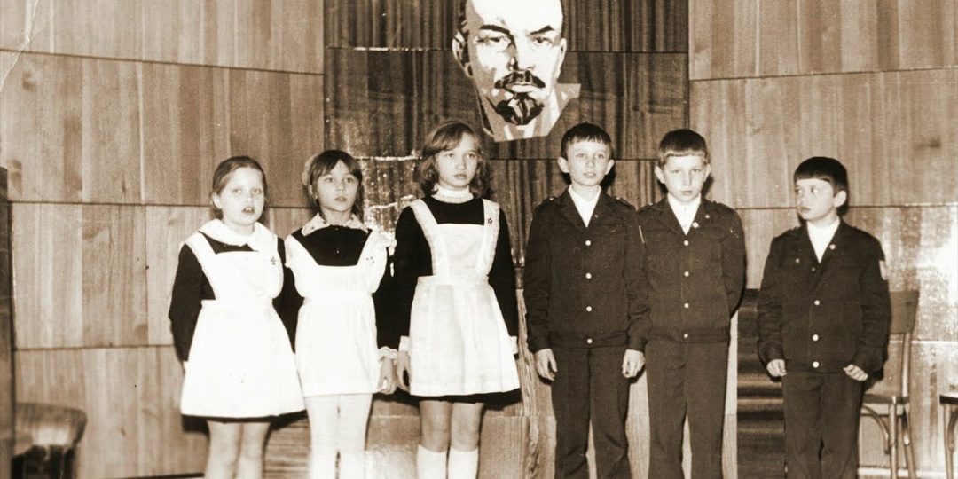 От Октябрят до Комсомольцев: Путь Советского Воспитания и Его Отсутствие Сегодня